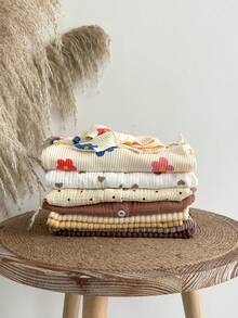 SHEIN 彩色卡通印花新生儿爱心图案连体衣，舒适针织连体衣配发带，休闲家居服 - 杏色 - 查看 7