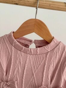 SHEIN Vestido casual suelto con cuello redondo, manga larga y decoración de lazo para niña bebé