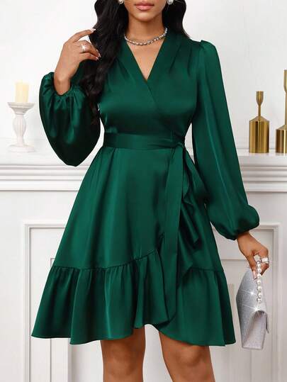 SHEIN Lady Elegant kort klänning med korsad V-ringning och lanternärm för kvinnor