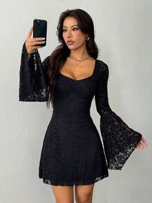 SHEIN PETITE 女士黑色蕾丝提花喇叭袖短款针织连衣裙，新年女士连衣裙，黑色连衣裙，女士迷你连衣裙，蕾丝黑色连衣裙，黑色夜店连衣裙，喇叭袖连衣裙，万圣节服装，黑色连衣裙，女士优雅连衣裙，女士优雅连衣裙 - 黑色 - 查看 1