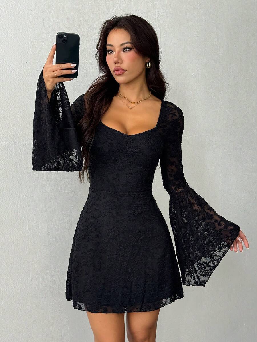 SHEIN PETITE 女士黑色蕾丝提花喇叭袖短款针织连衣裙，新年女士连衣裙，黑色连衣裙，女士迷你连衣裙，蕾丝黑色连衣裙，黑色夜店连衣裙，喇叭袖连衣裙，万圣节服装，黑色连衣裙，女士优雅连衣裙，女士优雅连衣裙 - 黑色 - 查看 1