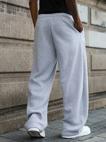 Manfinity EMRG بنطلون رياضي فضفاض للرجال، بتصميم كاجوال مريح مناسب للارتداء اليومي والخروجات والمناسبات والمهرجانات الموسيقية والتجمعات الاجتماعية. هذا البنطلون هو قطعة أساسية متعددة الاستخدامات في خزانة ملابس الرجل، مما يجعله هدية رائعة للأصدقاء أو الأزواج. بنطلون رياضي فضفاض كبير الحجم باللون الرمادي