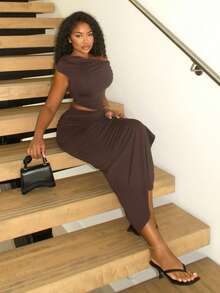 Alexandranx Bộ đồ mùa hè áo hở vai xếp nếp bất đối xứng & váy cạp trễ xếp nếp cao, quần áo nữ, màu hồng, váy tay cánh dơi xẻ đùi không tay ôm vừa vặn màu nâu cà phê thanh lịch cho nữ, trang phục hai mảnh cho nữ, mùa xuân/hè, trang phục thường ngày - Cà phê nâu - Xem 4