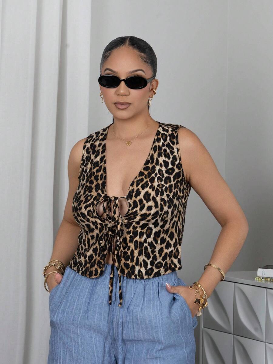 Melissa Matos Top de tanque sin mangas de estampado tropical para mujer con cuello en V, frente atado y mangas acampanadas para vacaciones - Multicolor - Ver 1