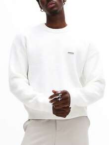 SUMWON 奢华罗纹针织套头衫，带金属徽章细节，经典冬季休闲长袖圆领毛衣 - 白色 - 查看 1