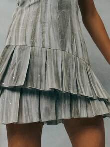 TypaGal Elegantes Kleid für Frauen mit weichem silbernem plissiertem Stoff mit dezenter Schimmeroptik. Der Halter-Ausschnitt und der gestufte Mini-Saum erzeugen eine jugendliche, aber raffinierte Silhouette, ideal als lässiges Kleid für Frauen mit elegantem Touch oder als funkelndes Kleid für besondere Anlässe. - Grau - Übersicht 5