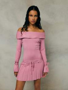 SHEIN Unity Vestido curto de malha com ombros à mostra. Apresenta decote dobrável, silhueta ajustada e mangas flare com detalhes de amarração e ilhós. Combinado com saia plissada e amarração na cintura, esta peça combina elementos românticos e elegantes sem esforço. - Sequoia-vermelha - Ver 1