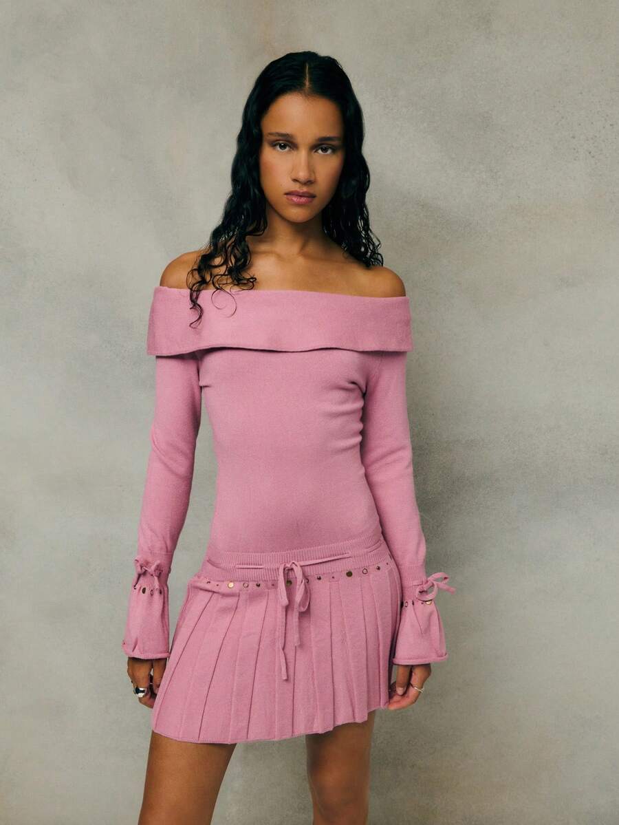 SHEIN Unity Vestido curto de malha com ombros à mostra. Apresenta decote dobrável, silhueta ajustada e mangas flare com detalhes de amarração e ilhós. Combinado com saia plissada e amarração na cintura, esta peça combina elementos românticos e elegantes sem esforço. - Sequoia-vermelha - Ver 1