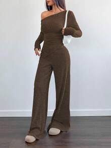 Flirla 女士休闲不对称肩部毛绒T恤+阔腿低腰裤两件套，冬季 - 卡其色 - 查看 3