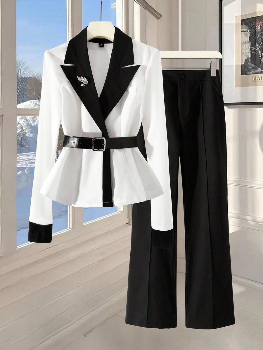 GlowEve Elegante traje de mujer de moda versátil para el invierno, con características como cuello de contraste negro y blanco de solapa grande, decoración de botones de strass, cinturón de cintura ceñida, chaqueta con bolsillos en forma de cono y pantalones de pierna entallada