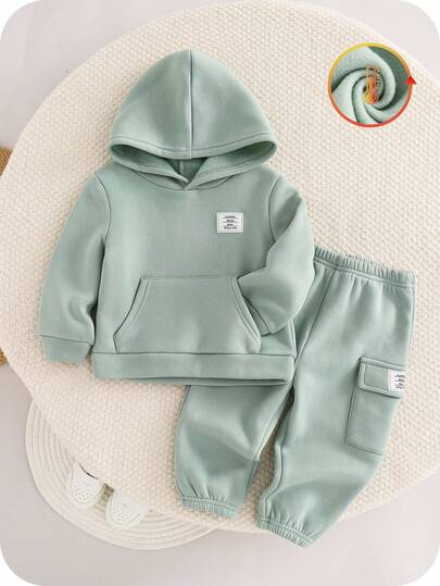 SHEIN 2 件套男童/女童休闲运动字母图案口袋连帽衫和松紧腰裤套装，适合秋冬季