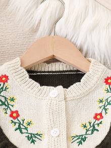 SHEIN Vintaside Kids مجموعة كنزة صوفية وبنطلون للبنات الصغيرات، كنزة صوفية كارديجان مطرزة بكشكشة على الحواف مع أزرار عمودية، مقترنة ببنطلون ذو ساق واسعة، طراز طازج وجميل، سمك عادي وملمس ناعم، ضروري للخروجات اليومية في فصلي الخريف والشتاء