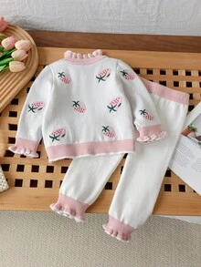 SHEIN Vintaside Kids 女宝宝两件套保暖冬装，可爱草莓图案粉色毛衣搭配弹力腰针织裤，柔软针织毛衣和配套长裤，精致草莓提花面料，荷叶边领口和袖口，可爱日常女宝宝穿搭 - 白色 - 查看 2