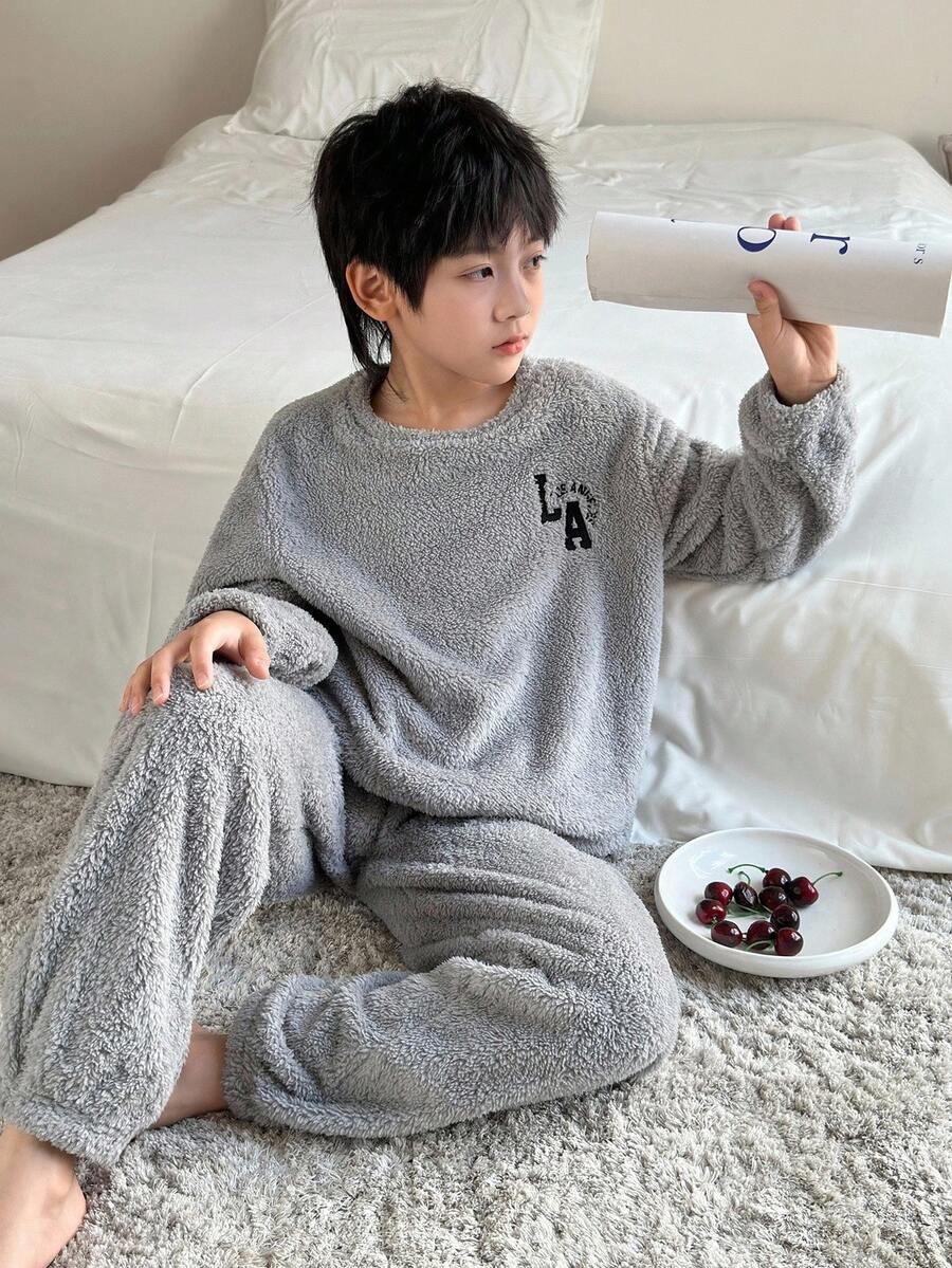 SHEIN 2 件套青少年男孩简约字母刺绣圆领长袖上衣和柔软羊毛睡裤套装，舒适家居睡衣，秋冬