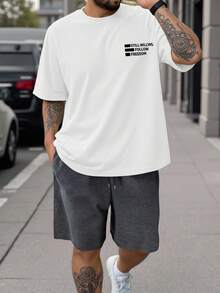 Manfinity Homme 白色短袖T恤，印有“依然愿意追随自由”字样，搭配深灰色休闲短裤，清新休闲的穿搭。时尚精致，也是送给男朋友的绝佳礼物。男士短裤套装，大码男士两件套，旅行装，舒适穿搭 - 彩色 - 查看 6