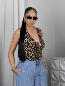 Melissa Matos Top de tanque sin mangas de estampado tropical para mujer con cuello en V, frente atado y mangas acampanadas para vacaciones - Multicolor - Ver 6