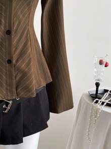 SHEIN PETITE قميص مخطط بأكمام واسعة وخصر ضيق وقصة نحيفة، طراز أنيق للنساء القصيرات، مناسب للارتداء اليومي في فصل الخريف - بني - مشاهدة 4
