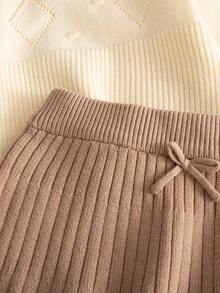 Sparklyn 2 件套可爱女孩杏仁白色针织上衣和浅棕色百褶裙，饰有精致的钻石图案和蝴蝶结装饰，适合春秋季、秋冬季节，非常适合学校、派对、家庭活动