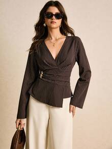 Poéselle 棕色条纹上衣，喇叭袖衬衫，女士细条纹裹身衬衫 – 长袖V领上衣，金色纽扣细节，裹身式上衣，荷叶边工作衬衫，职场核心款，低调奢华风格，简约职业装，办公室时尚上衣，女士条纹V领长袖褶裥不对称下摆衬衫，简约时尚，复古风格，适合日常穿着、外出、通勤、秋冬季，棕色上衣 - 棕色 - 查看 7