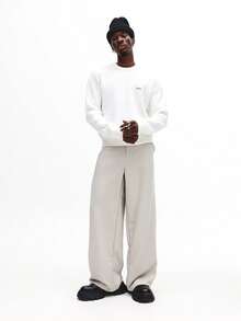 SUMWON 奢华罗纹针织套头衫，带金属徽章细节，经典冬季休闲长袖圆领毛衣 - 白色 - 查看 4