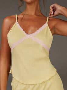 Athîral 女士休闲蕾丝拼布吊带背心和长裤睡衣套装 - 芥末黃 - 查看 2