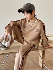 SHEIN 2 件套青少年男孩休闲条纹字母印花宽松圆领长袖运动衫和宽松纯色运动裤套装，适合运动，秋冬 - 卡其色 - 查看 7