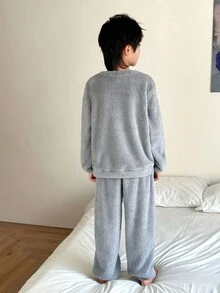 SHEIN 2 件套青少年男孩简约字母刺绣圆领长袖上衣和柔软羊毛睡裤套装，舒适家居睡衣，秋冬