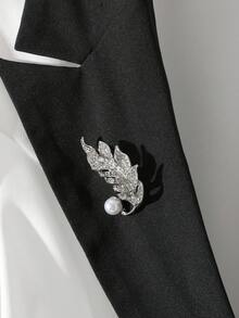 GlowEve Elegante traje de mujer de moda versátil para el invierno, con características como cuello de contraste negro y blanco de solapa grande, decoración de botones de strass, cinturón de cintura ceñida, chaqueta con bolsillos en forma de cono y pantalones de pierna entallada