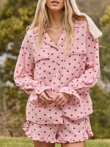 Aralina مجموعة بلوزة كم طويل مطبوعة بقلب الحب وشورت قصير مع تفاصيل كشكشة، بيجامات عيد الميلاد الجميلة أو بيجامات عيد الحب، 2 قطعة