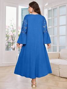 Modelyn 大码 V 领蕾丝拼布荷叶边下摆长袖宽松休闲连衣裙，春夏 - 藍色 - 查看 2