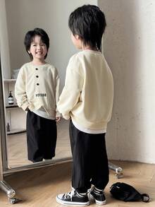 2 件套年轻男童休闲个性化下摆拼布圆领运动衫和裤子套装，适合返校、生日、迎婴派对、节日派对、秋冬季