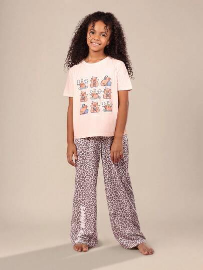  SUMWON 少女可爱动物印花睡衣套装，包含卡通熊粉色T恤和豹纹长裤，舒适休闲度假两相宜。