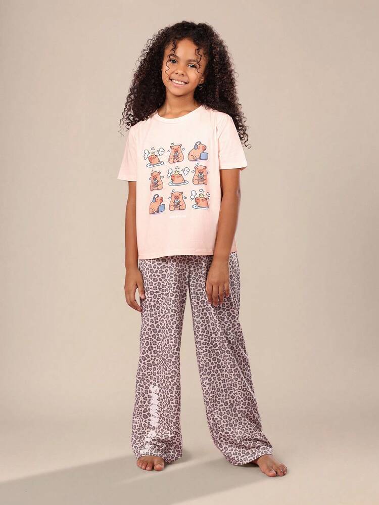 かわいいクマのプリントが入ったピンクのTシャツとヒョウ柄パンツ