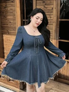 SHEIN EZwear 大码女式无弹力牛仔连衣裙，方领，高腰，流苏饰边，复古美式牛仔连衣裙，适合曲线女性，长袖 - 深色水洗藍 - 查看 3