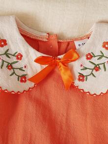 SHEIN Playful Pals 女婴乡村风刺绣彼得潘领蝴蝶结荷叶边袖口长袖连体衣，秋季款 - 橘色 - 查看 6