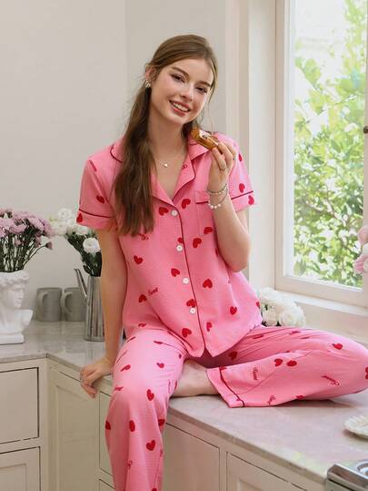 女士心形与字母印花口袋领短袖上衣和裤子粉色睡衣套装，适合情人节