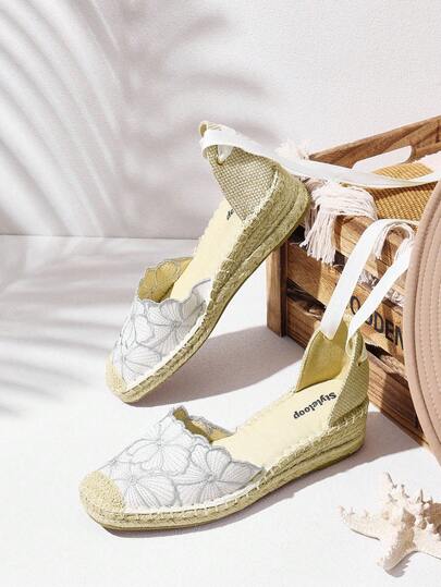 Styleloop 女士时尚方头白色刺绣花卉系带舒适透气休闲帆布厚底一脚蹬鞋，适合户外、度假、旅行