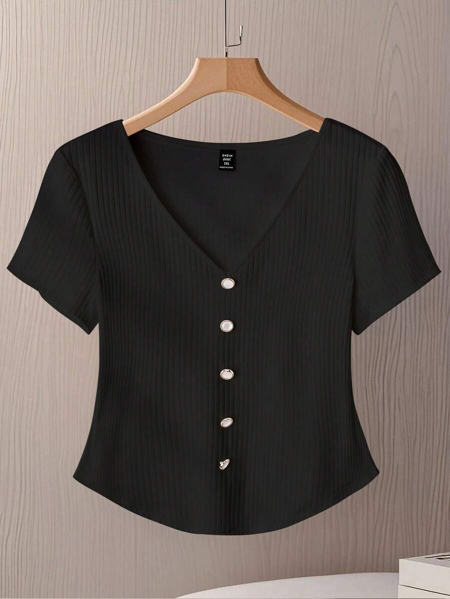 SHEIN Clasi قميص قصير بياقة على شكل حرف V من الأنماط المحبوكة الناعمة والمريحة للمقاسات الكبيرة، أنيق وذكي - الأسود - مشاهدة 1