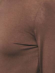 TypaGal 修身长袖上衣，对称下摆，廓形简洁。百搭基本款，线条精致，是极简主义风格、叠穿或柔和街头风格的理想之选。 - 咖啡棕 - 查看 6