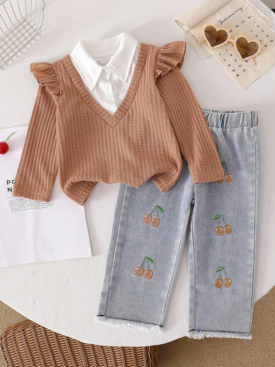 SHEIN Vintaside Kids 2 件套女婴休闲可爱华夫格衬衫上衣，樱桃和水果刺绣图案和牛仔裤套装，秋冬 - 卡其色 - 查看 1
