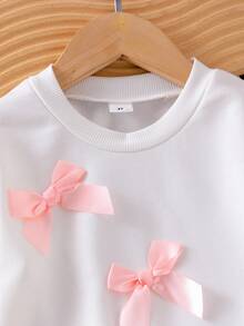 两件套女童白色圆领长袖蝴蝶结卫衣搭配牛仔喇叭裤套装，时尚甜美，适合秋冬季节穿着。 - 白色 - 查看 6