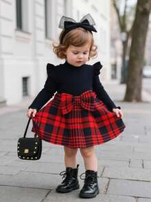 SHEIN 女婴 2 件套可爱格子拼布校园风格服装，荷叶边长袖立领针织 T 恤上衣和大蝴蝶结细节裙，非常适合秋冬季休闲日常穿着和上学日常，适合圣诞节