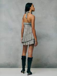 TypaGal Elegantes Kleid für Frauen mit weichem silbernem plissiertem Stoff mit dezenter Schimmeroptik. Der Halter-Ausschnitt und der gestufte Mini-Saum erzeugen eine jugendliche, aber raffinierte Silhouette, ideal als lässiges Kleid für Frauen mit elegantem Touch oder als funkelndes Kleid für besondere Anlässe. - Grau - Übersicht 3