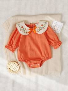 SHEIN Playful Pals 女婴乡村风刺绣彼得潘领蝴蝶结荷叶边袖口长袖连体衣，秋季款 - 橘色 - 查看 1