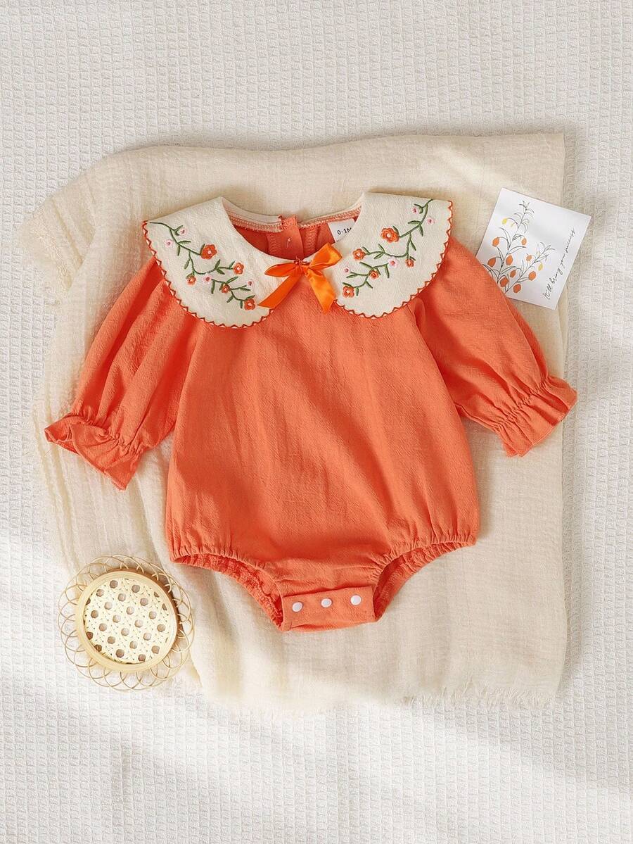 SHEIN Playful Pals 女婴乡村风刺绣彼得潘领蝴蝶结荷叶边袖口长袖连体衣，秋季款 - 橘色 - 查看 1