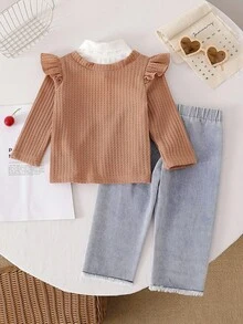 SHEIN Vintaside Kids 2 件套女婴休闲可爱华夫格衬衫上衣，樱桃和水果刺绣图案和牛仔裤套装，秋冬 - 卡其色 - 查看 2