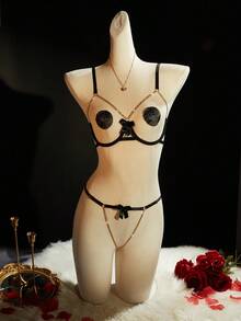 SpicyHot 性感束缚风金色链条装饰黑色镂空蝴蝶结露脐上衣+丁字裤+一对乳贴四件套女士内衣套装 - 黑色 - 查看 1