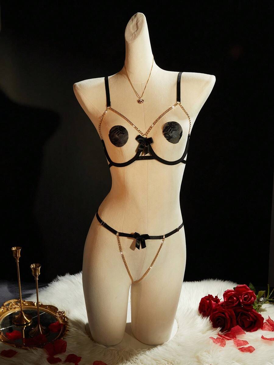 SpicyHot 性感束缚风金色链条装饰黑色镂空蝴蝶结露脐上衣+丁字裤+一对乳贴四件套女士内衣套装 - 黑色 - 查看 1