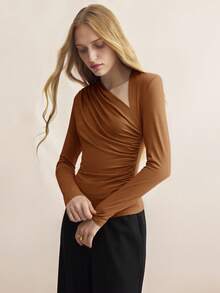 BizChic Camiseta feminina plissada com corte irregular, ombros assimétricos e design moderno e elegante para a primavera/verão, perfeita para o dia a dia urbano, com inspiração retrô dos anos 90, ideal para o Natal, Ano Novo, Dia dos Namorados, festas na praia, formaturas, carnavais e feriados. Perfeita para ocasiões casuais e românticas, como casamentos, encontros, festas, shows, brunch, aeroporto e muito mais. - Castanho - Ver 7