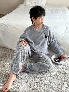 SHEIN 2 件套青少年男孩简约字母刺绣圆领长袖上衣和柔软羊毛睡裤套装，舒适家居睡衣，秋冬